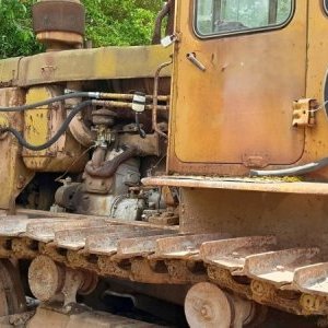 foto buldozer T130 Stalinec s rozrývači