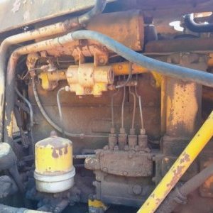 foto buldozer T130 Stalinec s rozrývači
