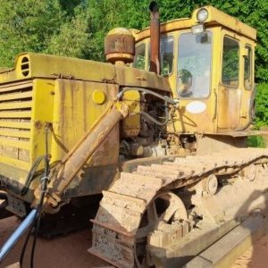 foto buldozer T130 Stalinec s rozrývači