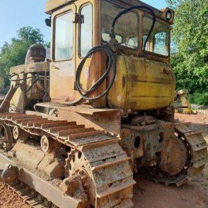 foto buldozer T130 Stalinec s rozrývači