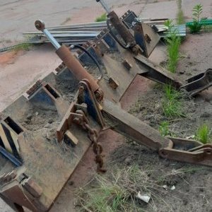 foto buldozer T130 Stalinec s rozrývači