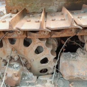 foto buldozer T130 Stalinec s rozrývači