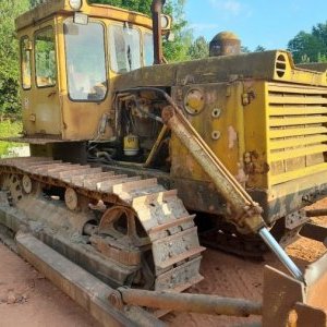 foto buldozer T130 Stalinec s rozrývači
