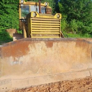 foto buldozer T130 Stalinec s rozrývači